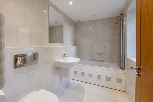 2 bed property, in Lawn Close, £390,000