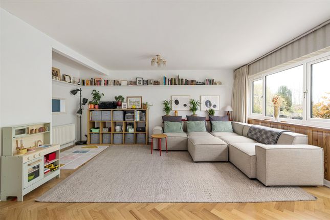 3 bed property, in St. Johns Court, £575,000