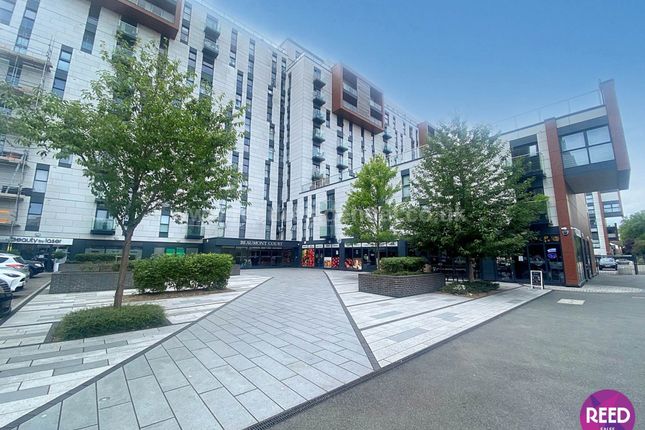 2 bed property, in Beaumont Court Victoria Avenue, £200,000