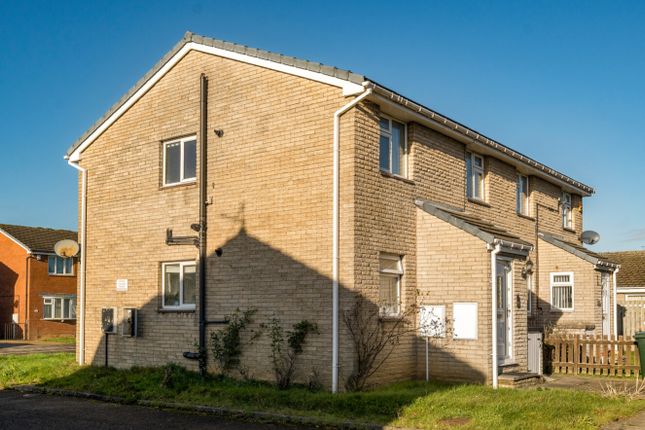 2 bed property, in Hunters Way, £65,000