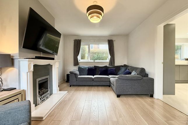 3 bed property, in Oak Avenue, £240,000