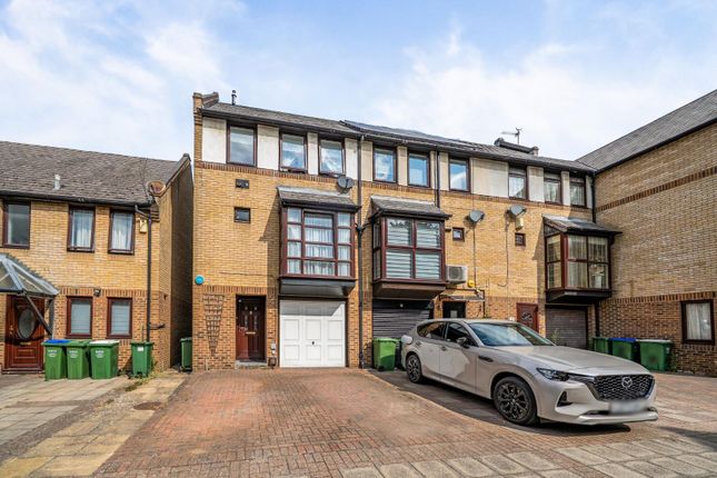 4 bed property, in Dolphin Close, £475,000