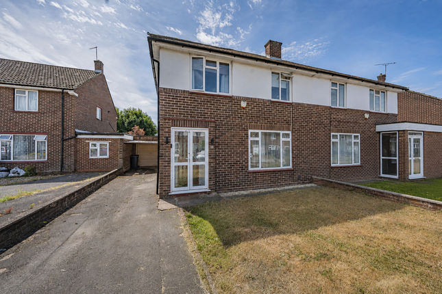 3 bed property, in Lodge Close, £575,000