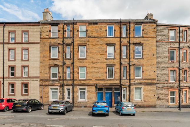 1 bed property, in Restalrig Road South, £130,000
