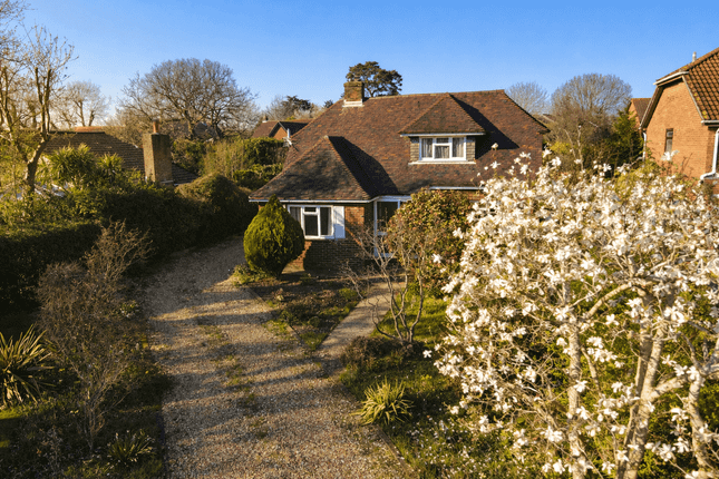 4 bed property, in Warsash Road, £675,000