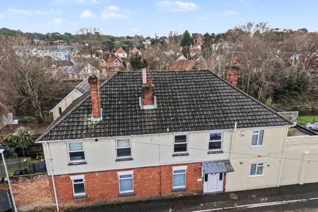 2 bed property, in Lodge Close, £300,000