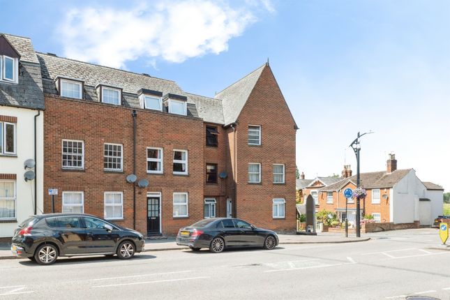 2 bed property, in High Street, £190,000