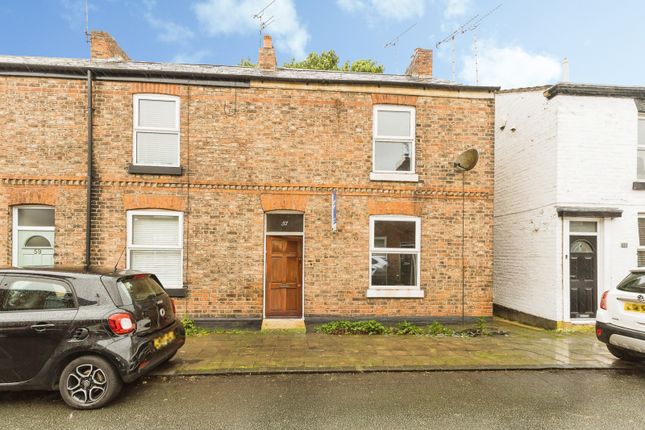2 bed property, in Faulkner Street, £180,000