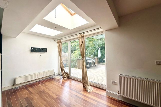 2 bed property, in Knollys Road, £350,000