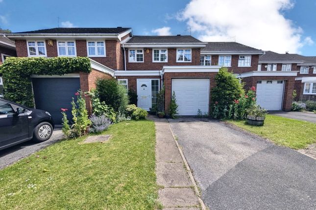 3 bed property, in Old Farm Close, £270,000