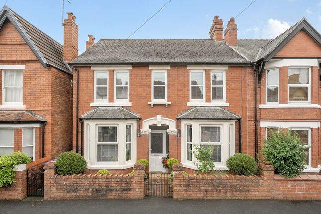 4 bed property, in Kingsland, £400,000