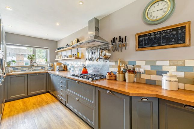 4 bed property, in Parkwood Grove, £525,000
