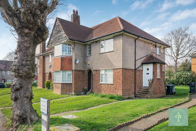 2 bed property, in Oakwood Close, £400,000