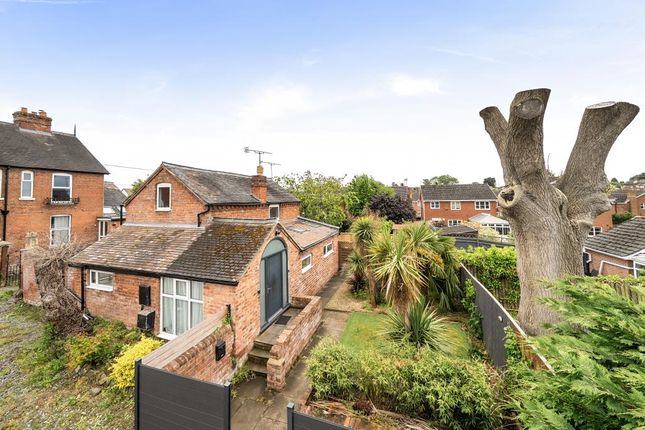 2 bed property, in Leominster, £200,000