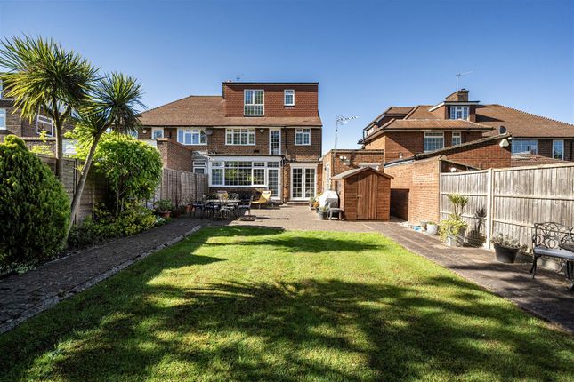 5 bed property, in Broadhurst Avenue, £870,000