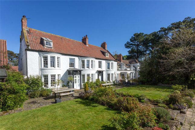 8 bed property, in Busby, £1,595,000