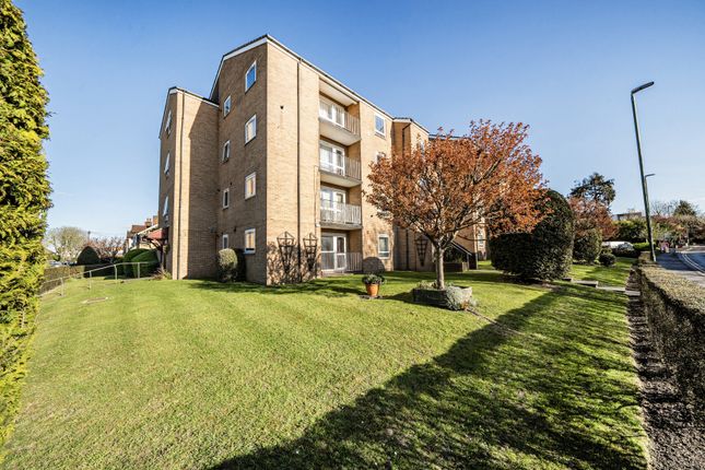 2 bed property, in Avenue Road, £260,000