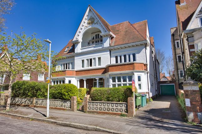 2 bed property, in Grimston Gardens, £285,000