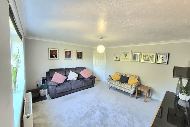 2 bed property, in Surrey Road BH12, £190,000