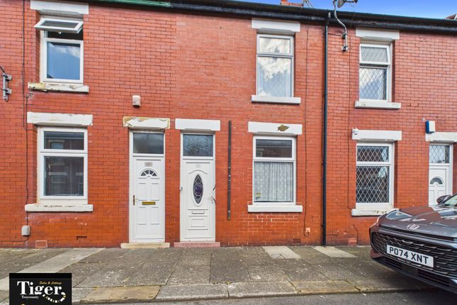 2 bed property, in Whittaker Avenue, £78,000