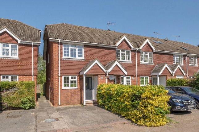 2 bed property, in Guildford, £450,000