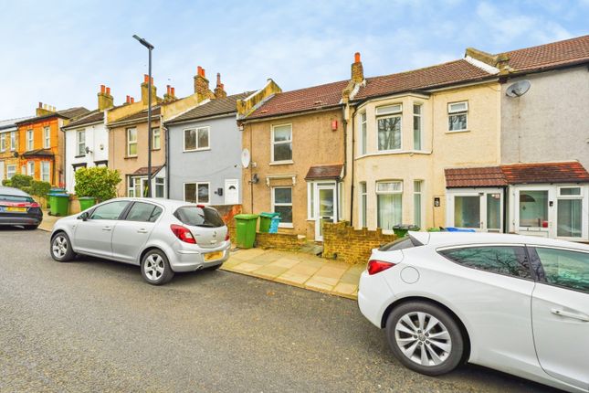 2 bed property, in Purrett Road, £370,000