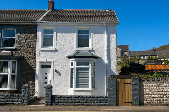 3 bed property, in Clifton Crescent, £170,000