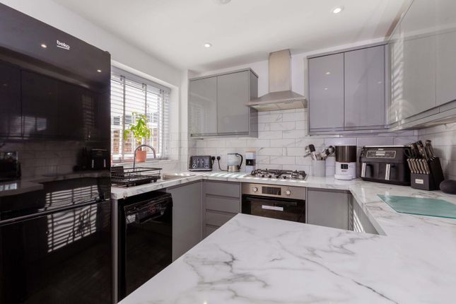 3 bed property, in Bunces Close, £485,000