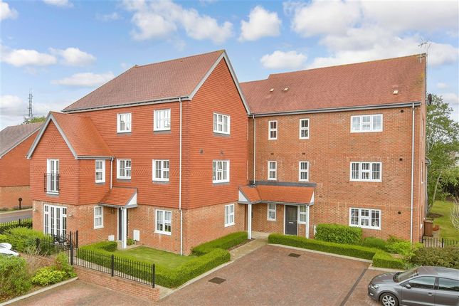 1 bed property, in Waterfield, £285,000