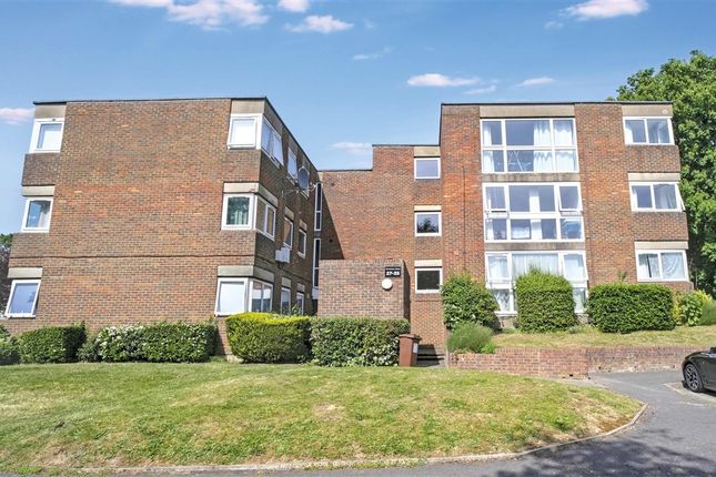 2 bed property, in Dormans Close, £309,000