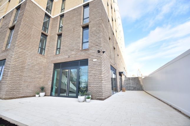 2 bed property, in Chevette Court, £250,000