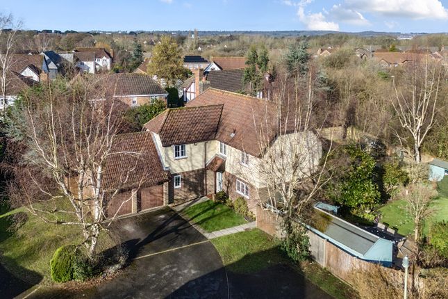 5 bed property, in Elm Gardens, £850,000