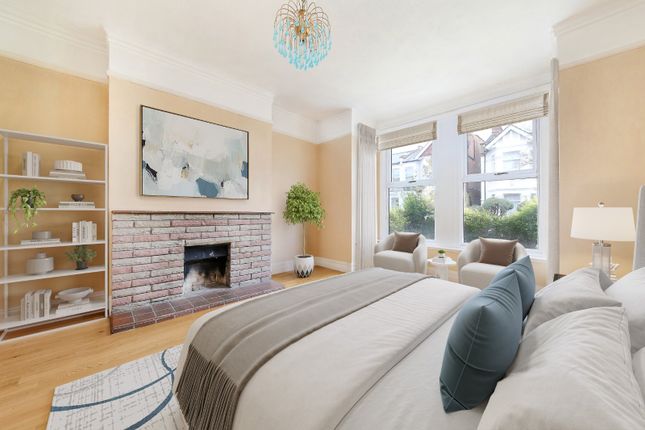 1 bed property, in Willcott Road, £450,000