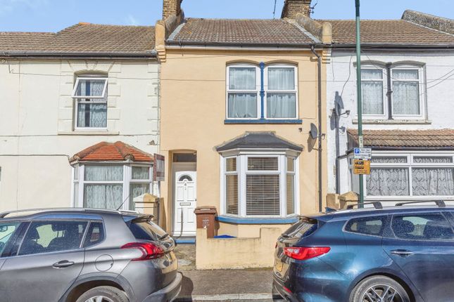 2 bed property, in Charter Street, £165,000