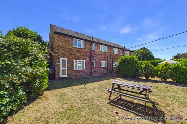2 bed property, in Horsell Court, £279,995