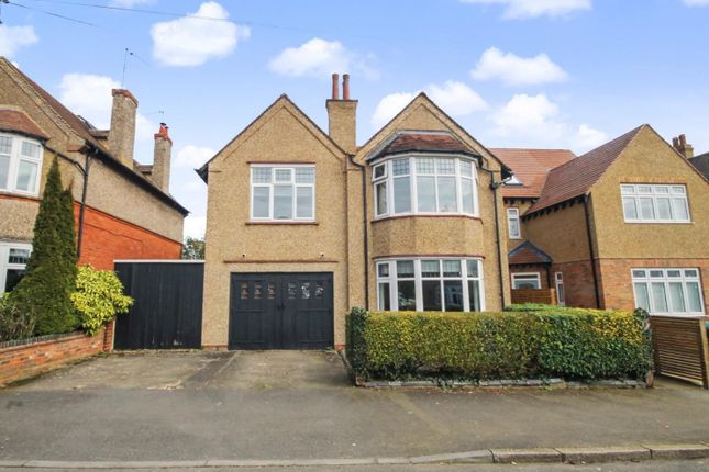 5 bed property, in Woodland Avenue, £735,000