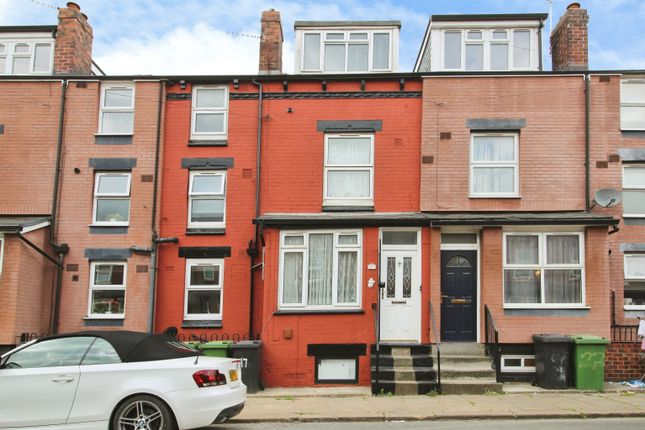 4 bed property, in Copperfield Grove, £200,000