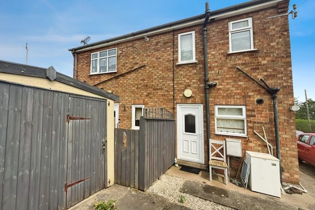 2 bed property, in Peaks Avenue, £185,000
