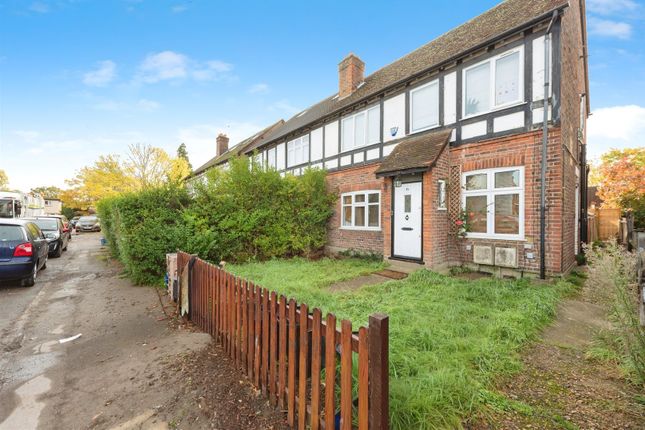 2 bed property, in Wellington Gardens, £400,000