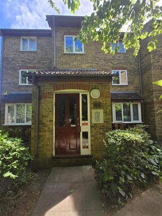 1 bed property, in Laburnum Close, £245,000