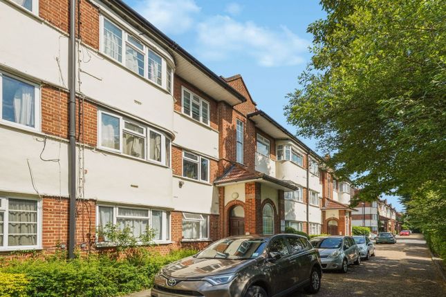 2 bed property, in Malvern Court, £314,950