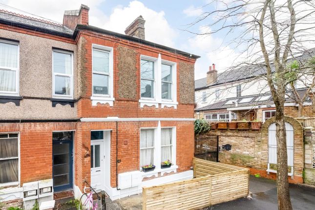 2 bed property, in Dunstans Grove, £450,000