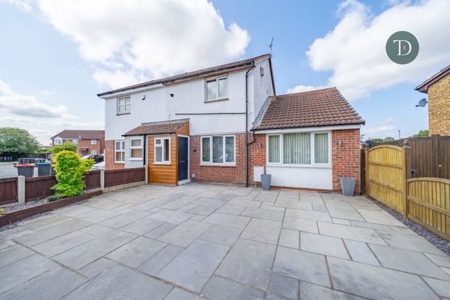3 bed property, in Apple Tree Grove, £255,000
