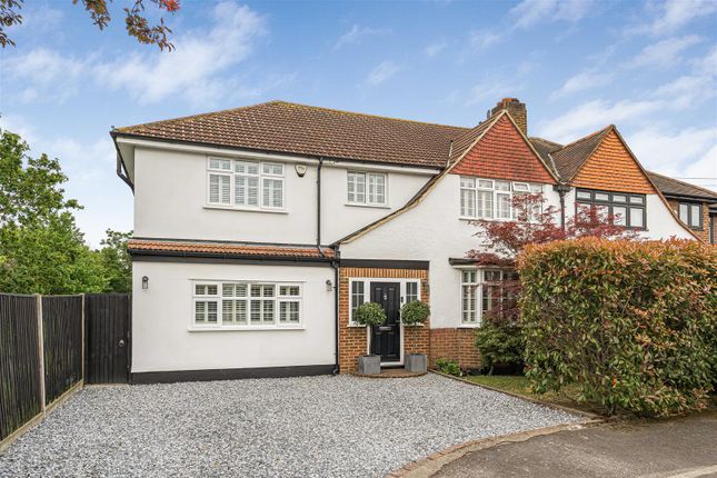 4 bed property, in Broadmead Aveunue, £850,000
