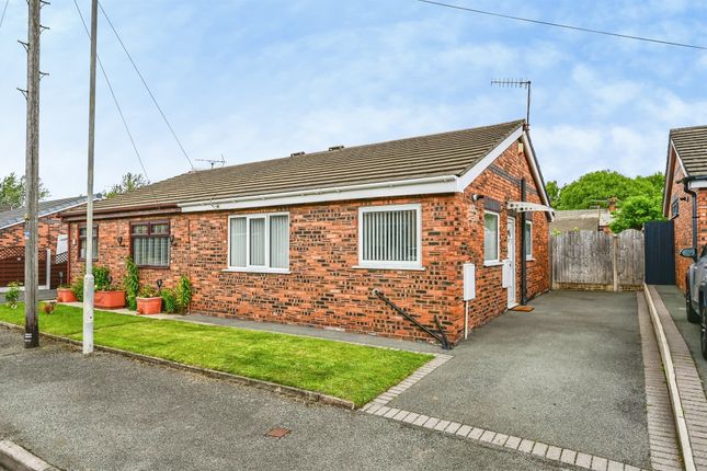 2 bed property, in Almond Court, £215,000