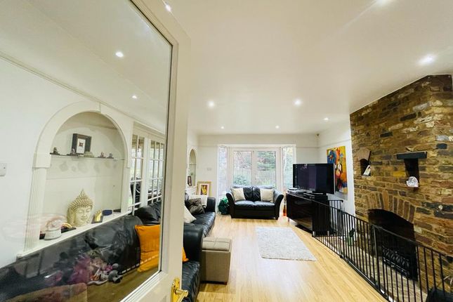 5 bed property, in Mountington Park Close, £900,000