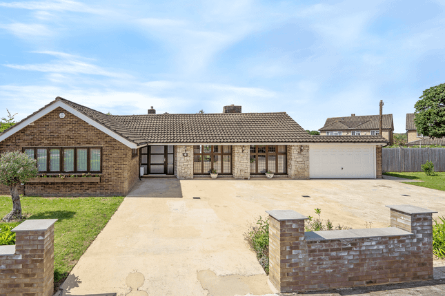4 bed property, in Worcester Gardens, £1,150,000