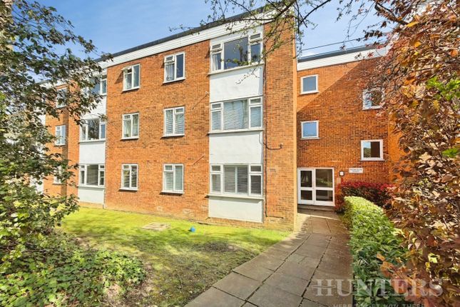 2 bed property, in 88 Benhill Wood Road, £274,000
