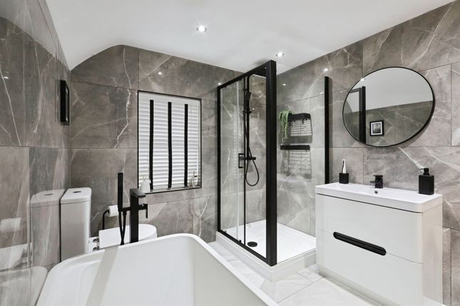 2 bed property, in Hawks Road, £300,000