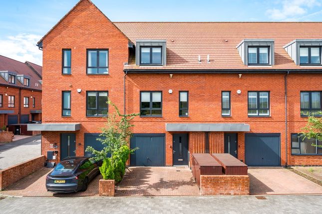 3 bed property, in Booth Square, £465,000